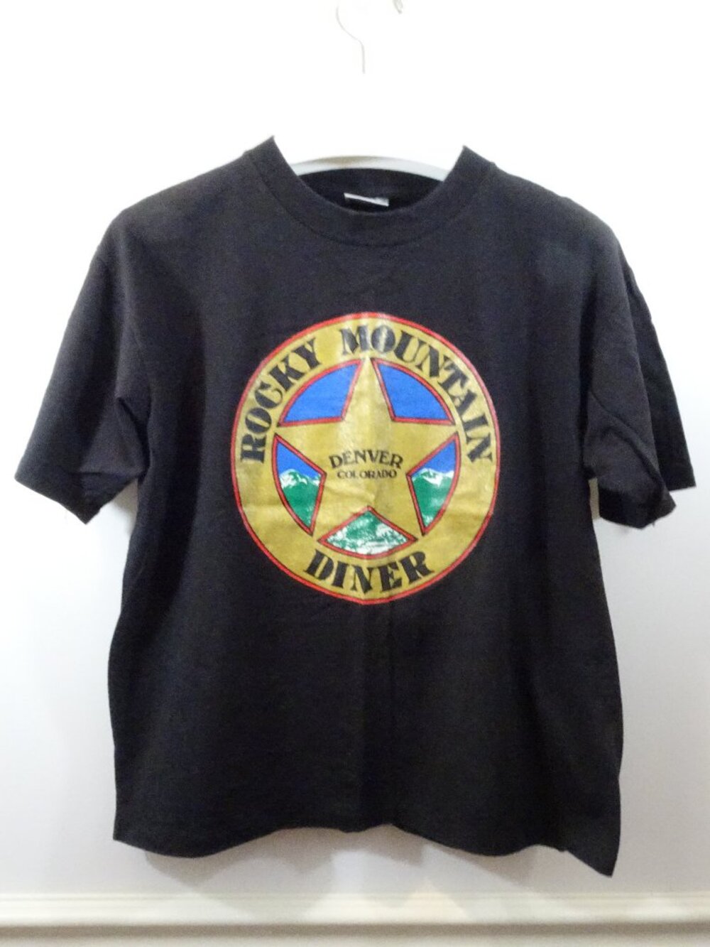 Vintage 90s Single Stitch Rocky Mountain Diner T Shirt Denver Colorado Gold